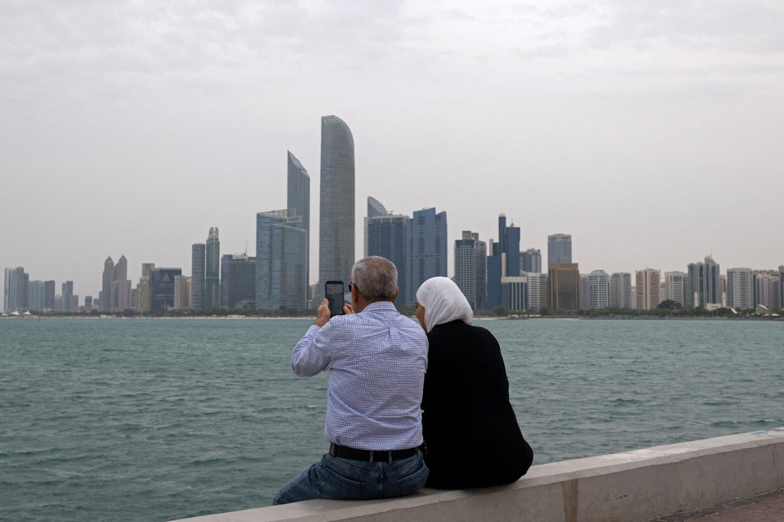 هندسة الثقة: كيف تحوّلت الإمارات إلى نظام خيارات لرأس المال العالمي؟