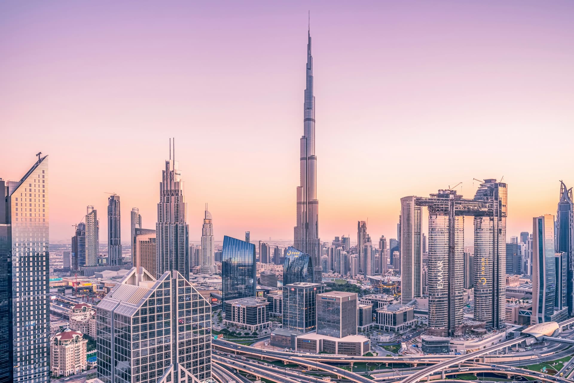 إمارة دبي: هندسة مدينة تتقدّم على الزمن