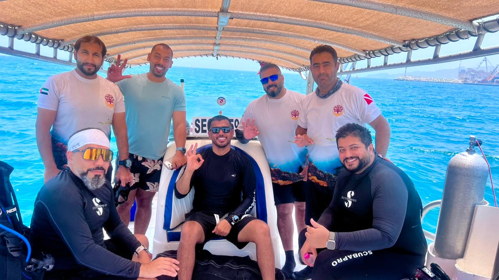 غواصون إماراتيون يحيون الشعاب المرجانية في الفجيرة