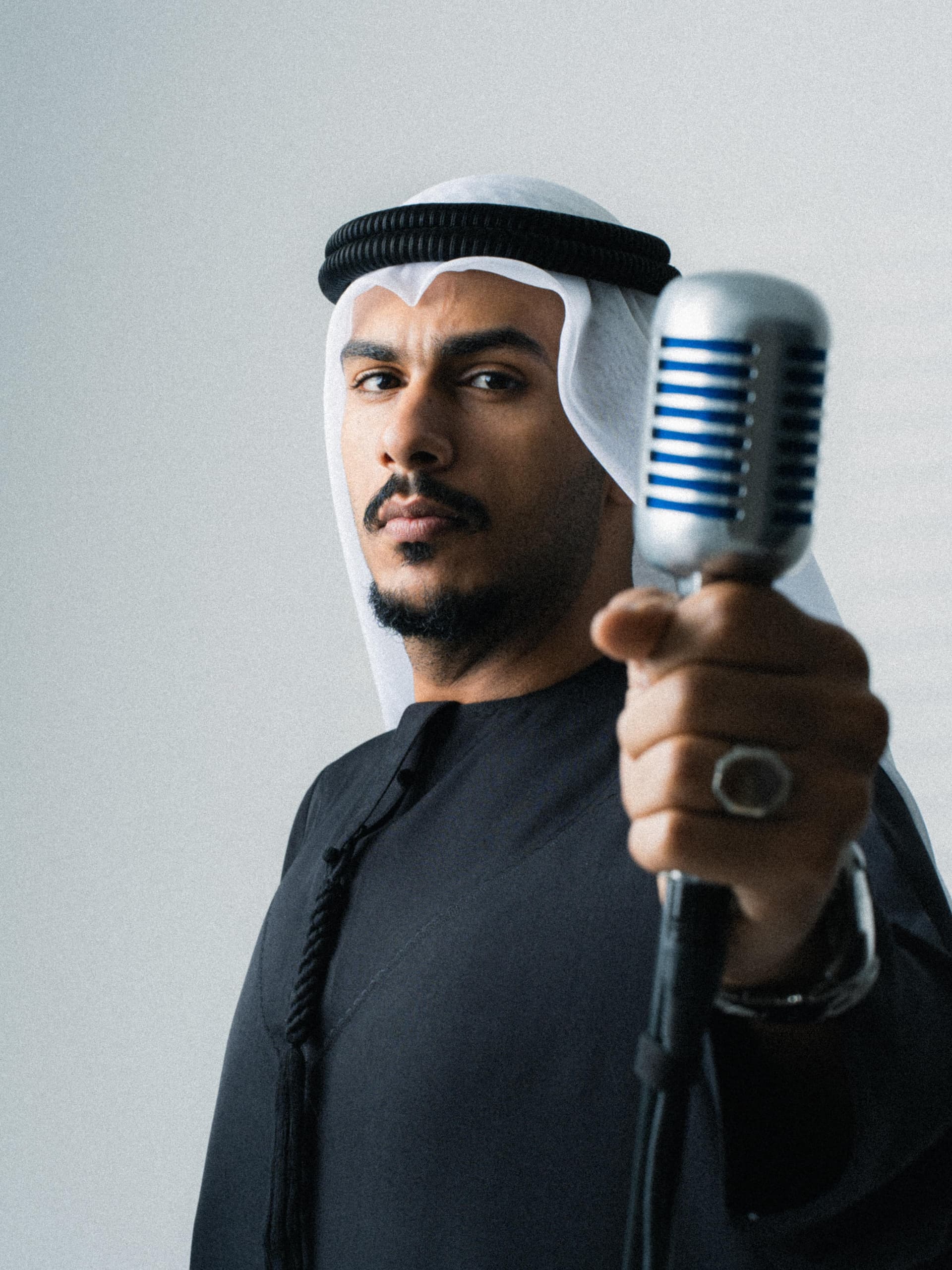 صوت إماراتي بنغمة عالمية... المايدي يمشي بطريق الفن على مهلٍ وثقة