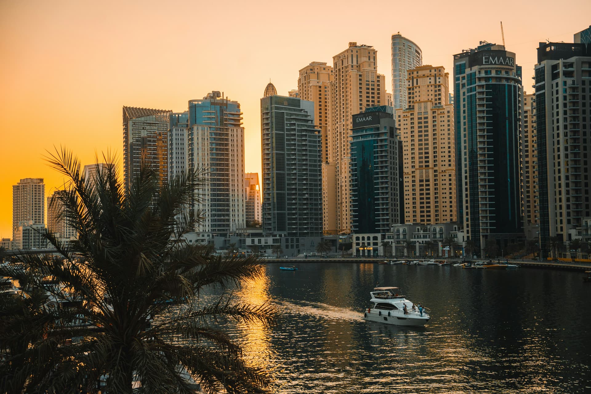 الإمارات تكتب فصلها الصناعي: اقتصاد جديد يتشكل